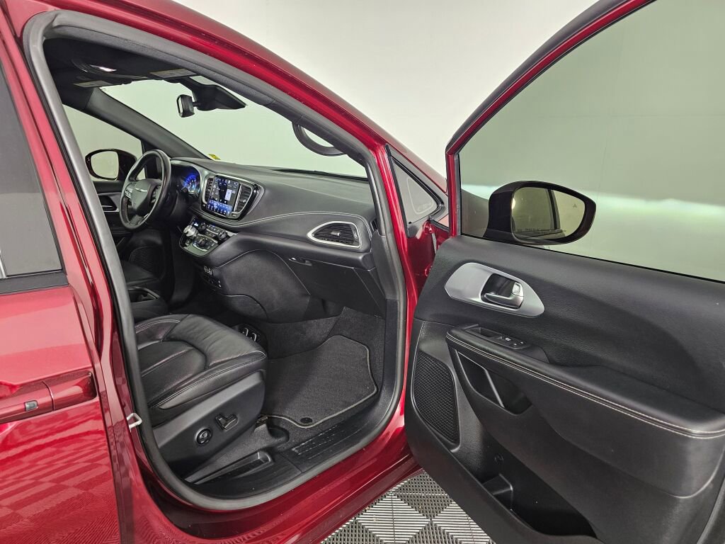 Used 2021 Chrysler Pacifica Touring-L w/ Uconnect Theater Family Group AWD/4WD image 37