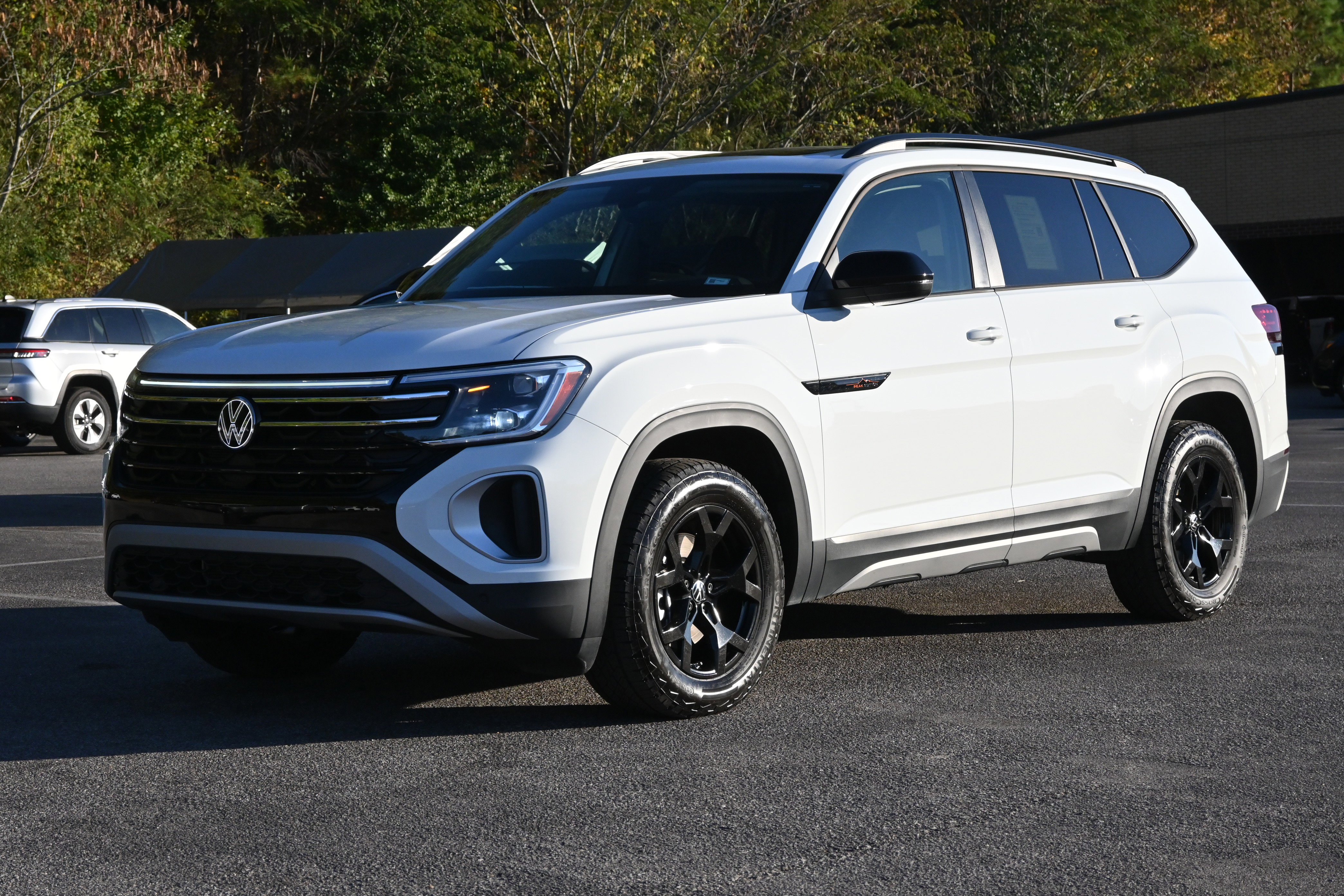 Used 2025 Volkswagen Atlas Peak Edition SE image 5