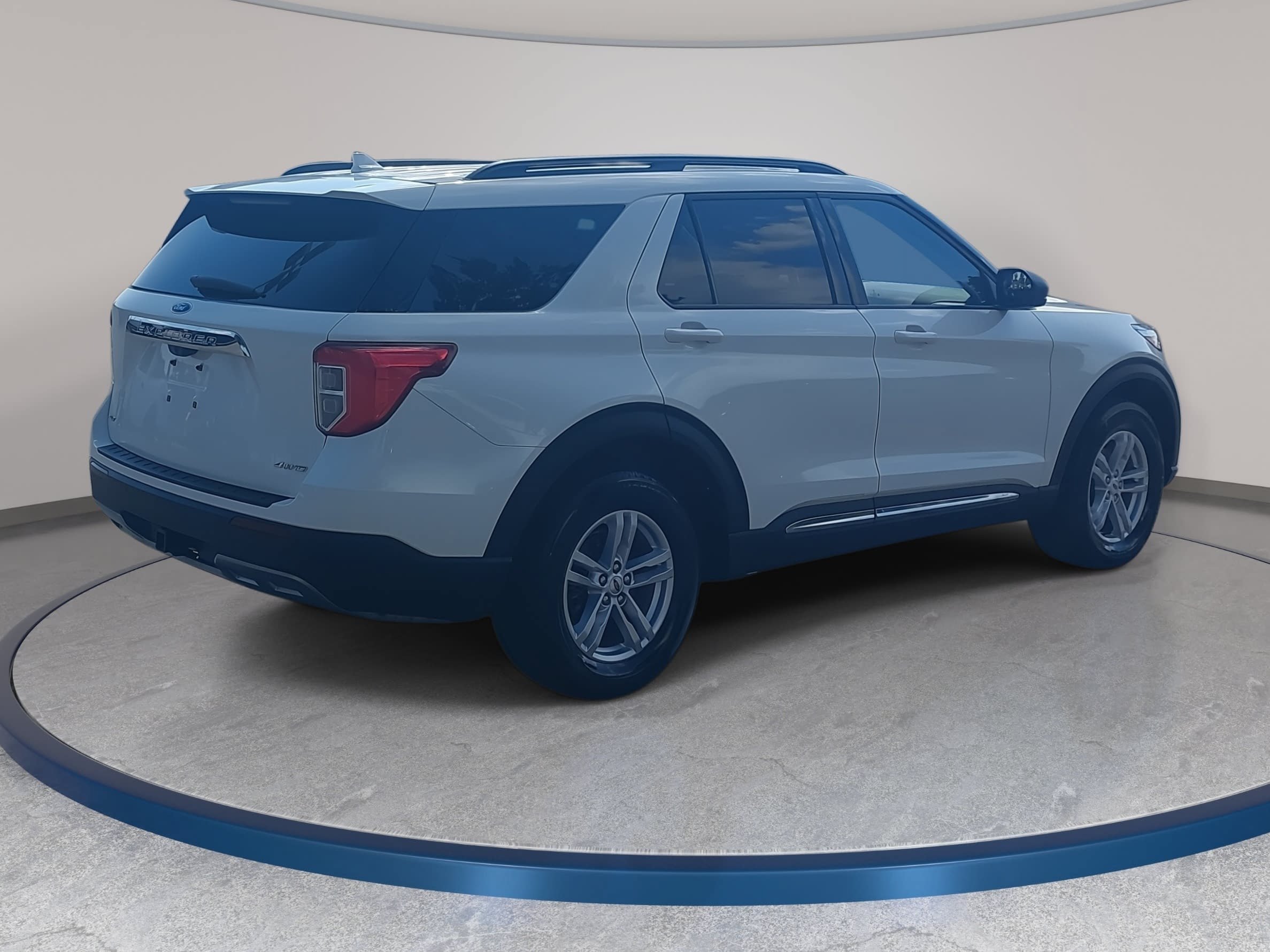Used 2022 Ford Explorer XLT w/ Equipment Group 202A AWD/4WD image 5