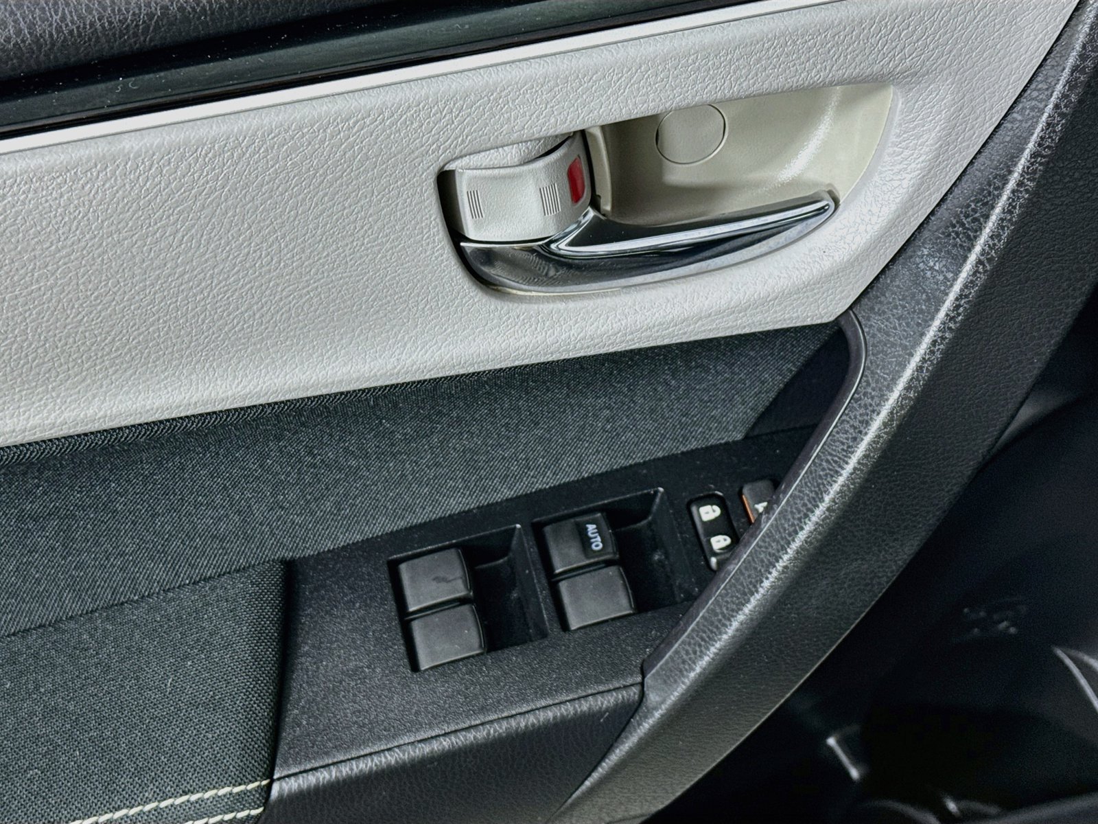 Used 2018 Toyota Corolla LE FWD image 17