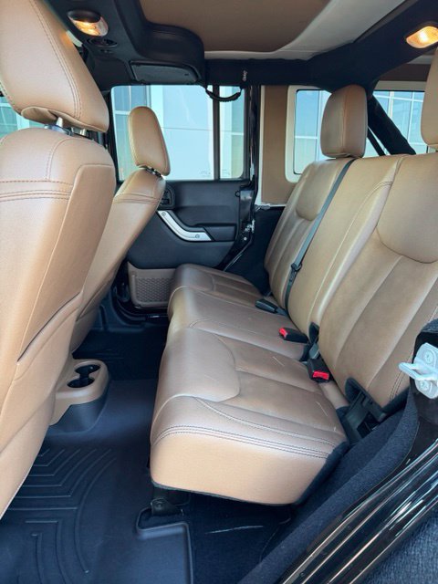 Used 2015 Jeep Wrangler Unlimited Rubicon w/ Connectivity Group AWD/4WD image 11