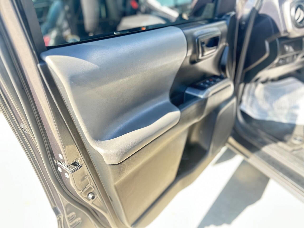 Used 2021 Toyota Tacoma SR5 w/ Blackout Package (TMS) image 17