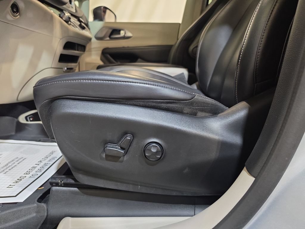 Used 2023 Chrysler Pacifica Touring-L FWD image 14