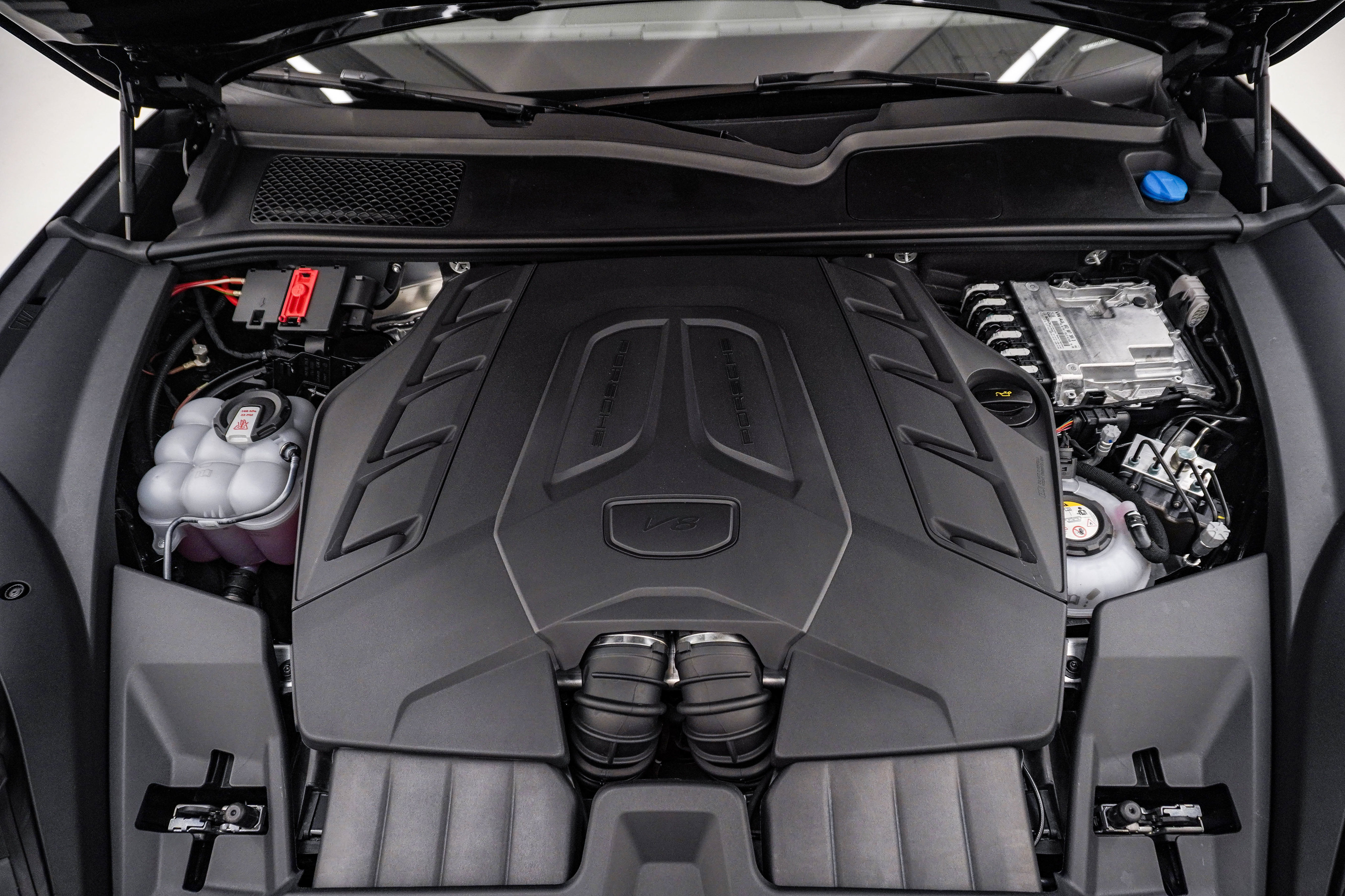 Certified 2025 Porsche Cayenne Turbo AWD/4WD image 30