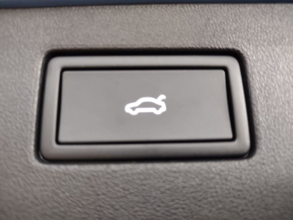 New 2025 Volkswagen Tiguan SE R-Line image 17