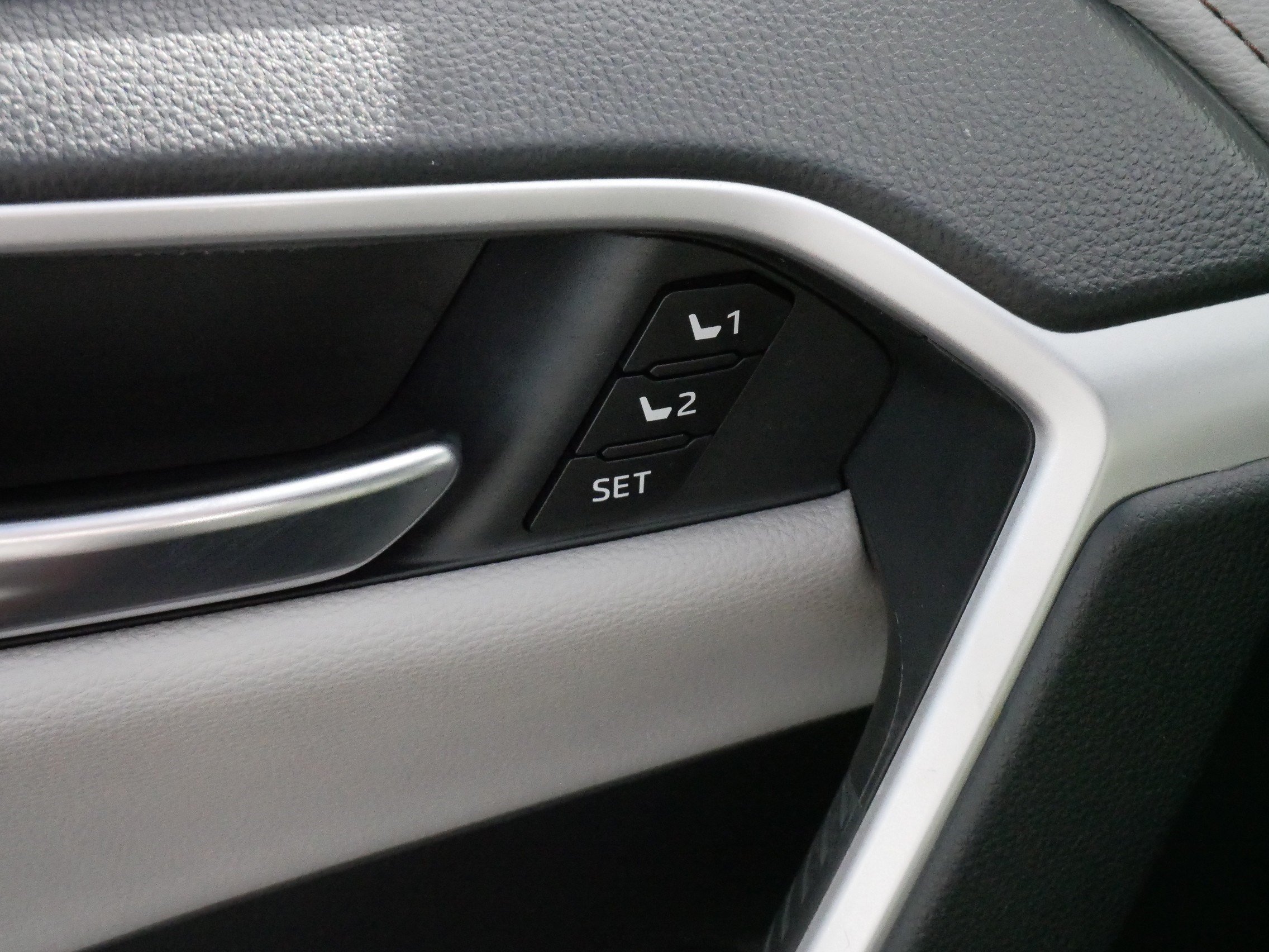 Certified 2019 Toyota RAV4 Limited w/ Cold Weather Package AWD/4WD image 19