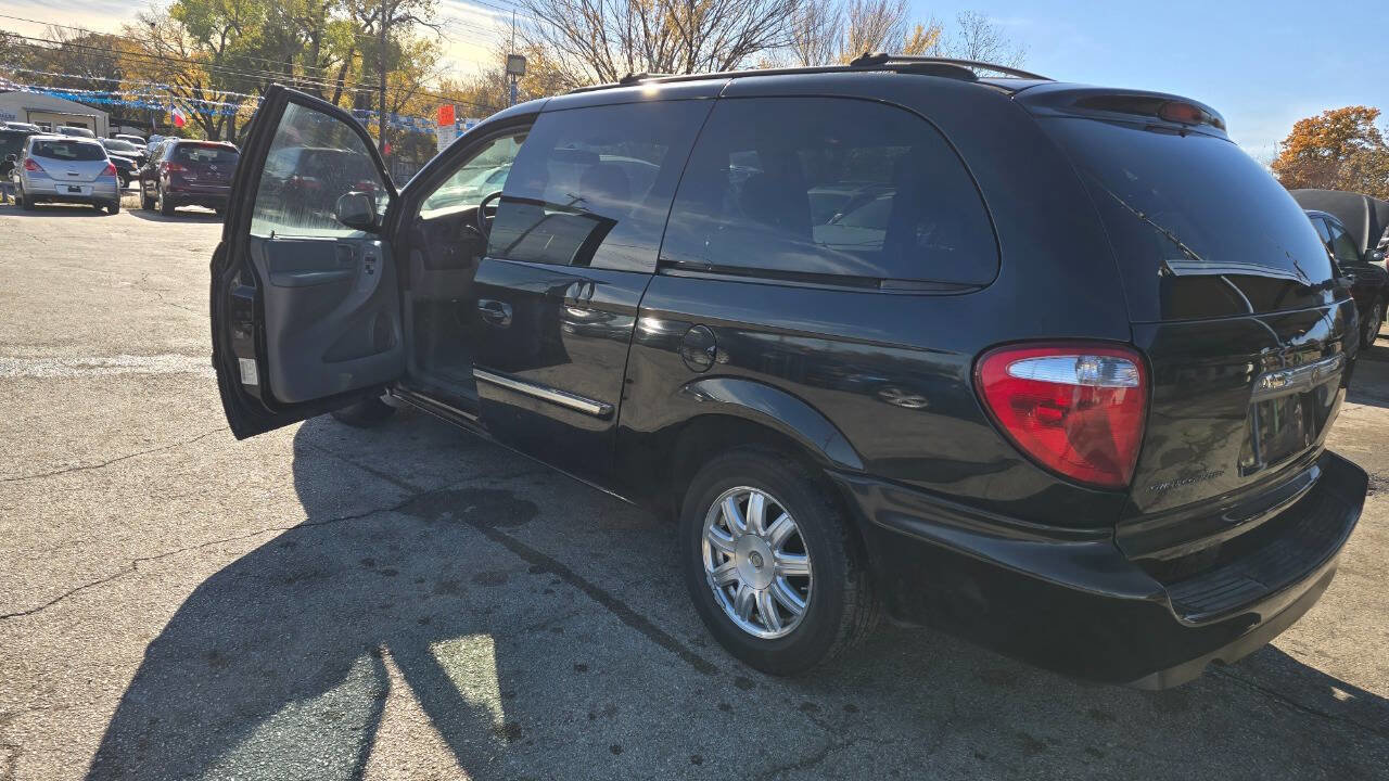 Used 2007 Chrysler Town & Country Touring image 10