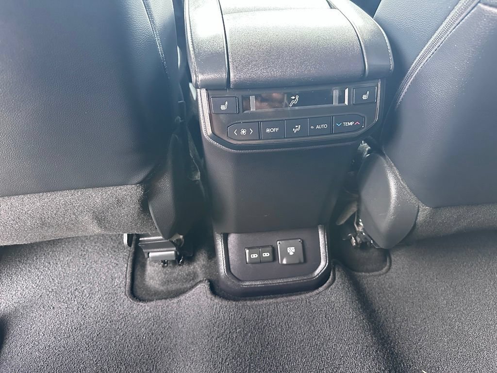 Certified 2024 Toyota Highlander Platinum AWD/4WD image 30