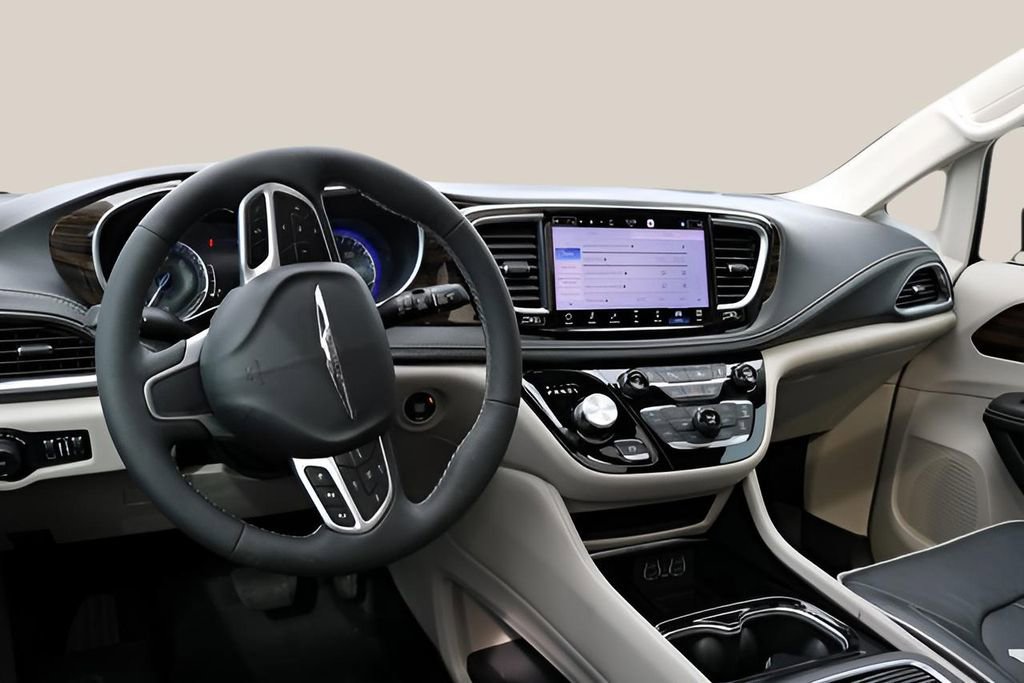 Used 2023 Chrysler Pacifica Limited image 14