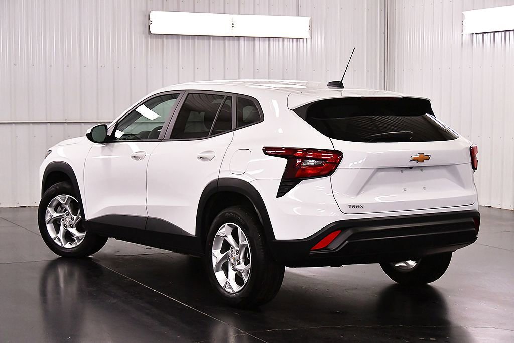 Used 2024 Chevrolet Trax LS w/ LS Convenience Package image 5