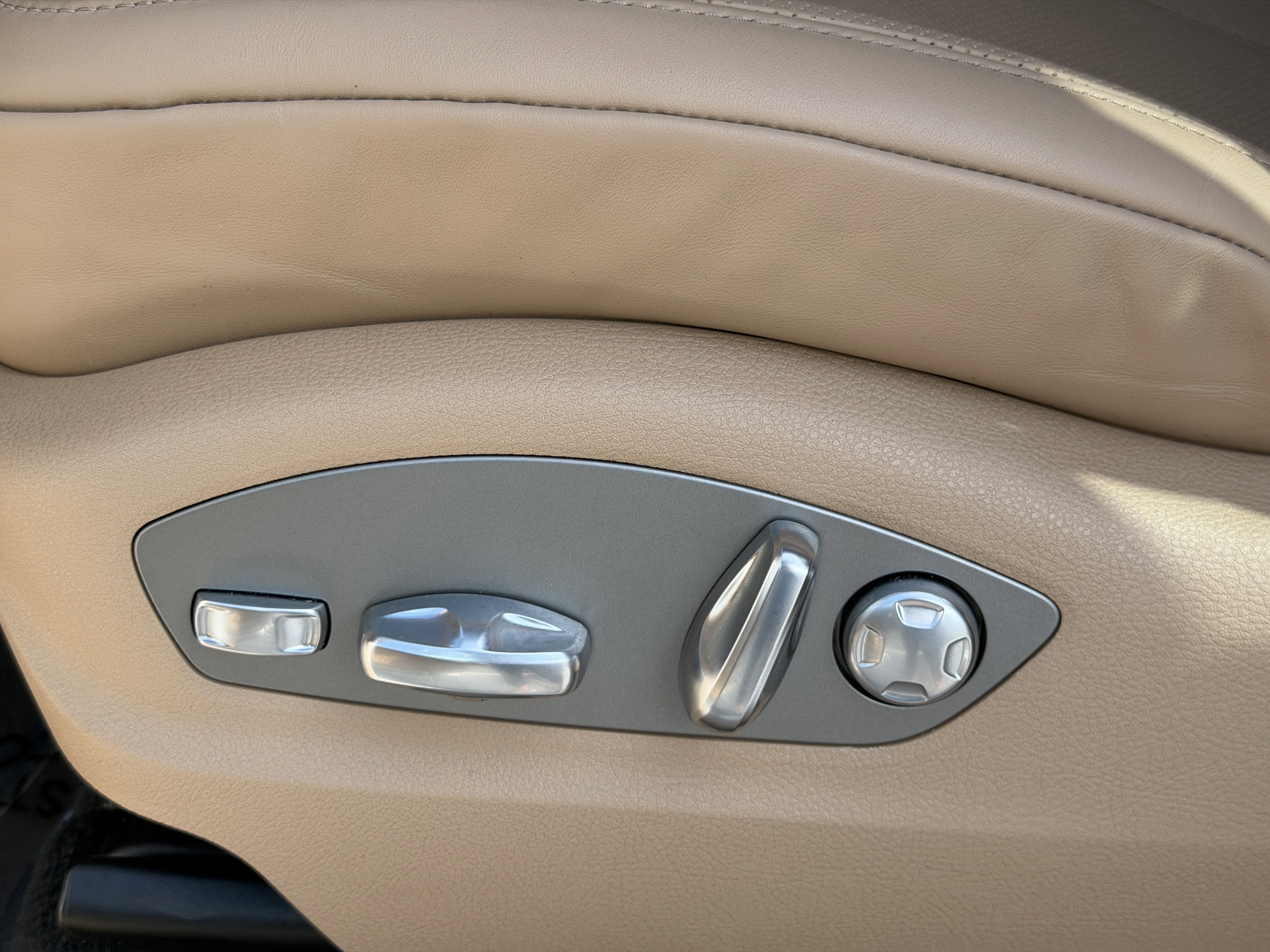 Certified 2025 Porsche Macan AWD/4WD image 23