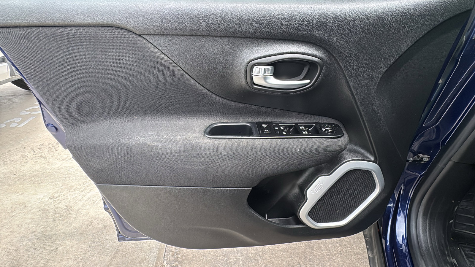 Used 2021 Jeep Renegade Latitude FWD image 11