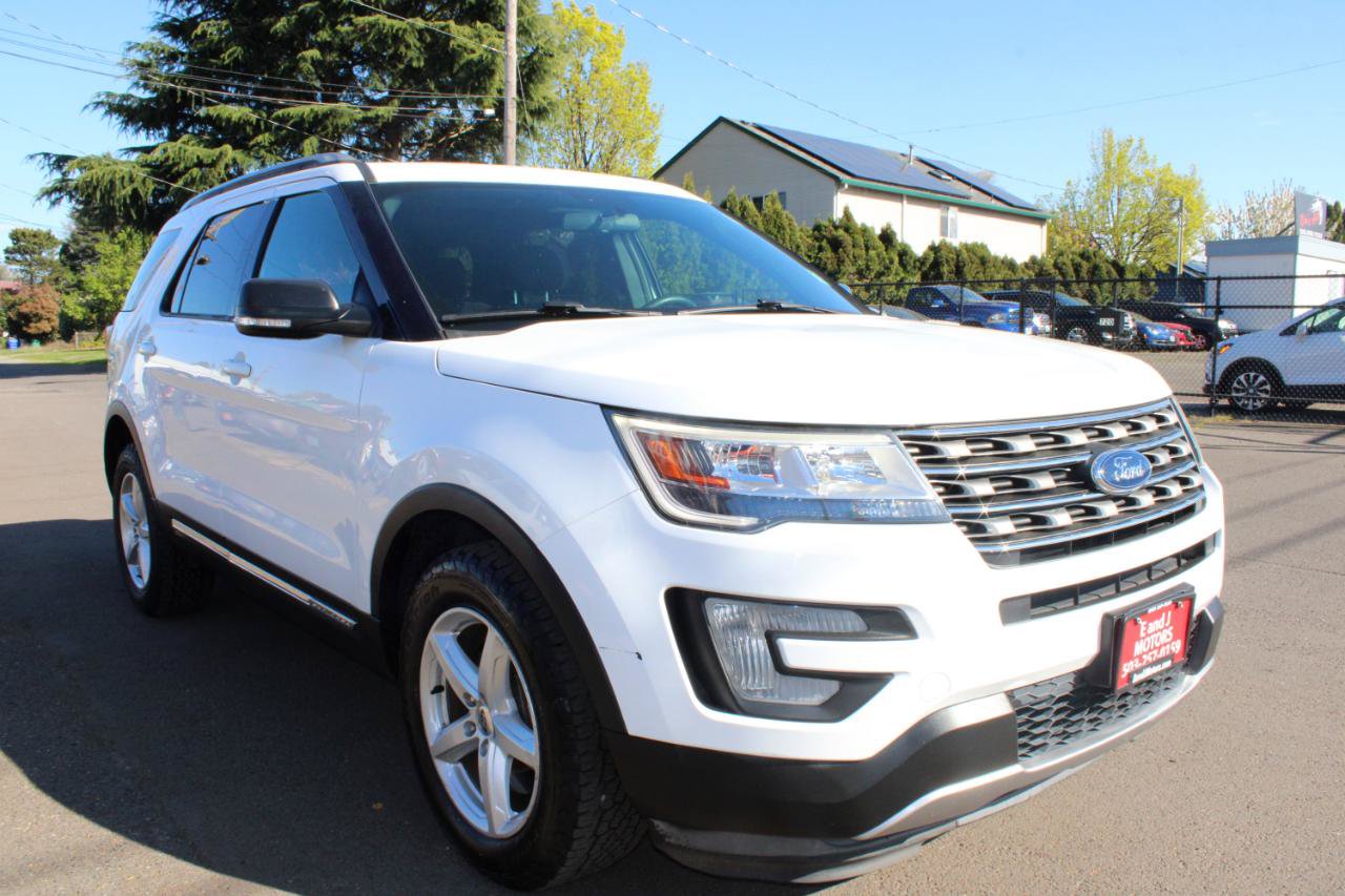 Used 2017 Ford Explorer XLT AWD/4WD image 7