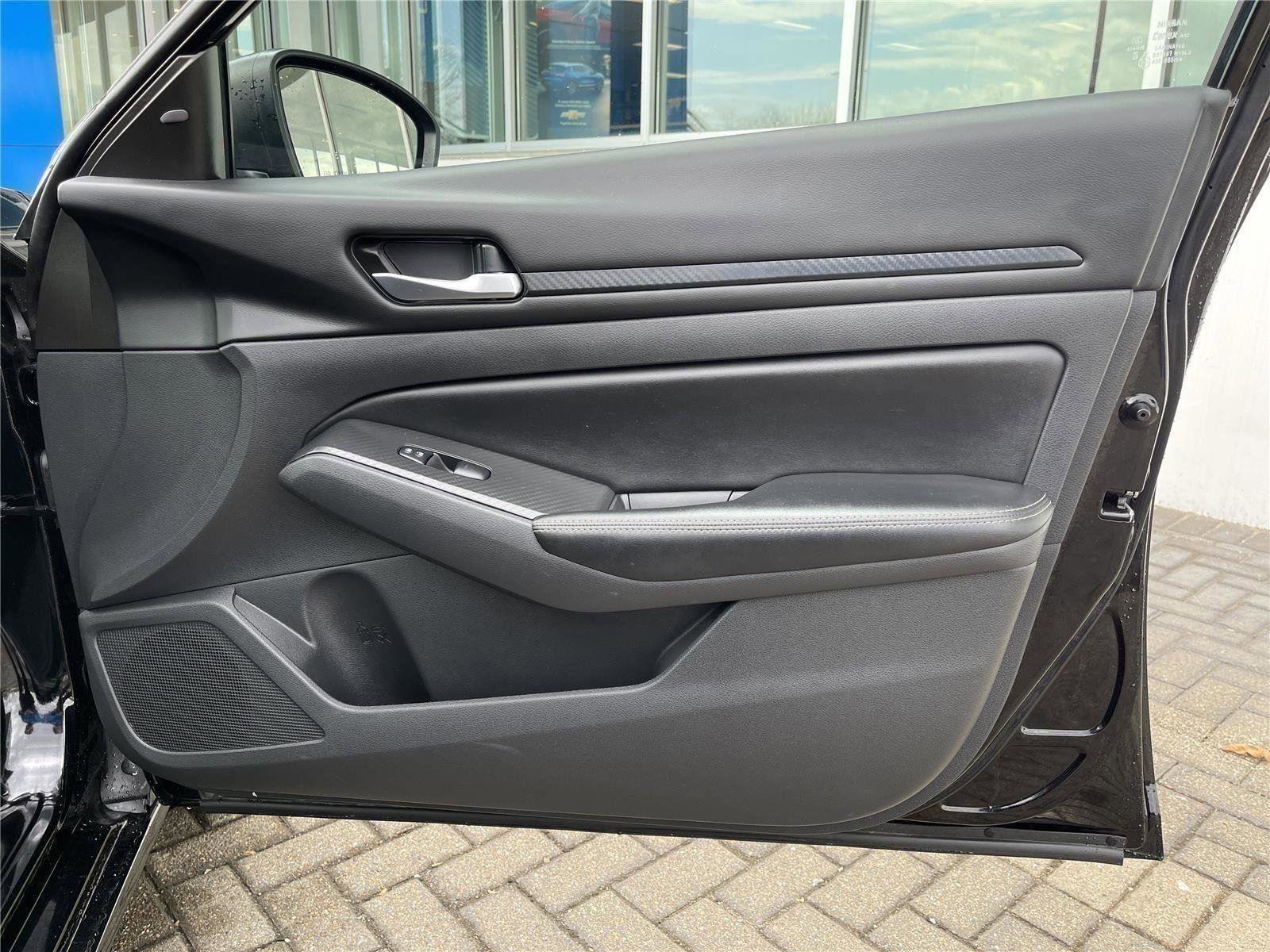 Used 2024 Nissan Altima 2.5 SV FWD image 30