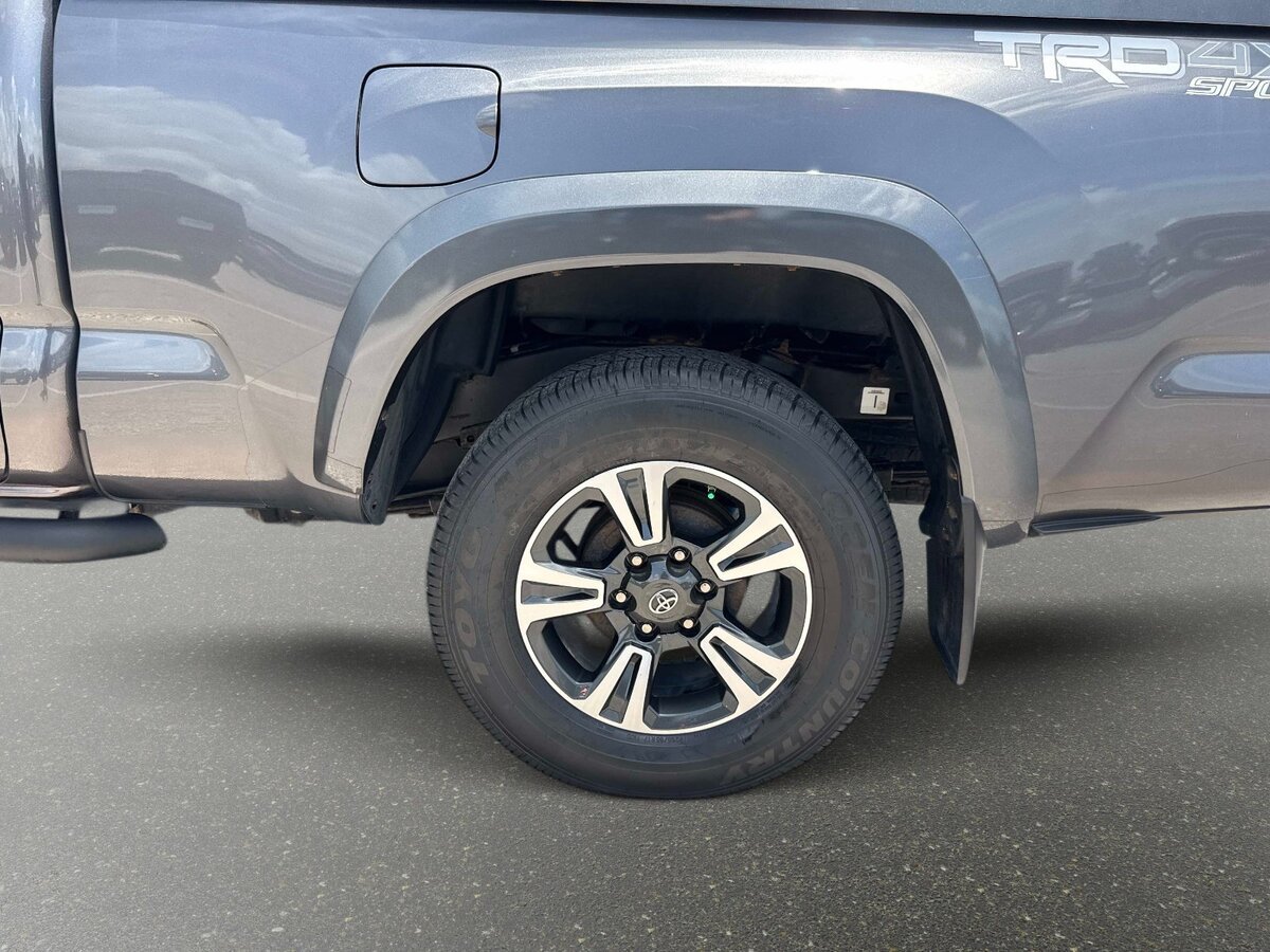 Used 2017 Toyota Tacoma TRD Sport w/ Tow Package AWD/4WD image 9