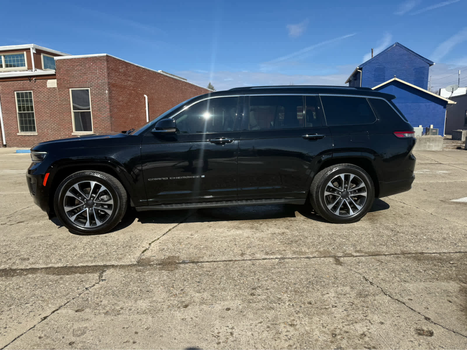 Used 2021 Jeep Grand Cherokee L Overland w/ Luxury Tech Group IV AWD/4WD image 2