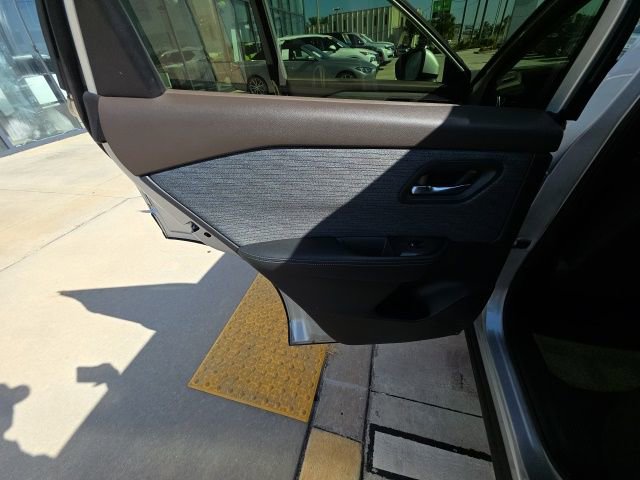 Used 2023 Nissan Rogue SV FWD image 22