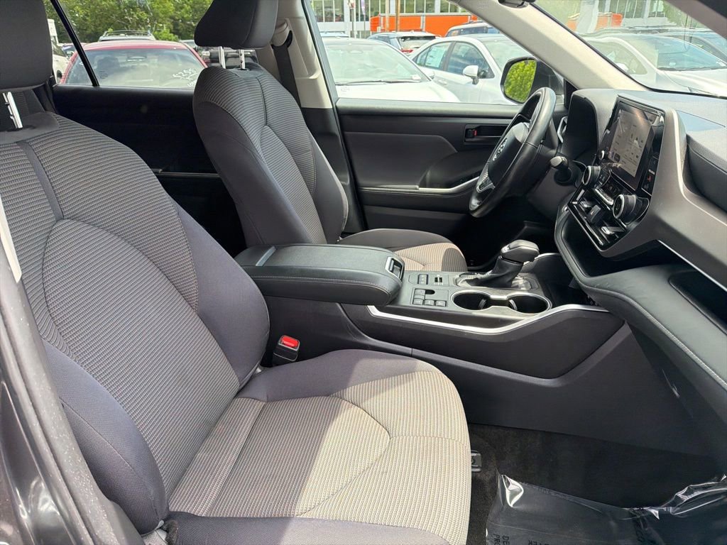 Certified 2024 Toyota Highlander LE AWD/4WD image 11