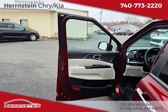 Used 2024 Kia Carnival LX FWD image 13