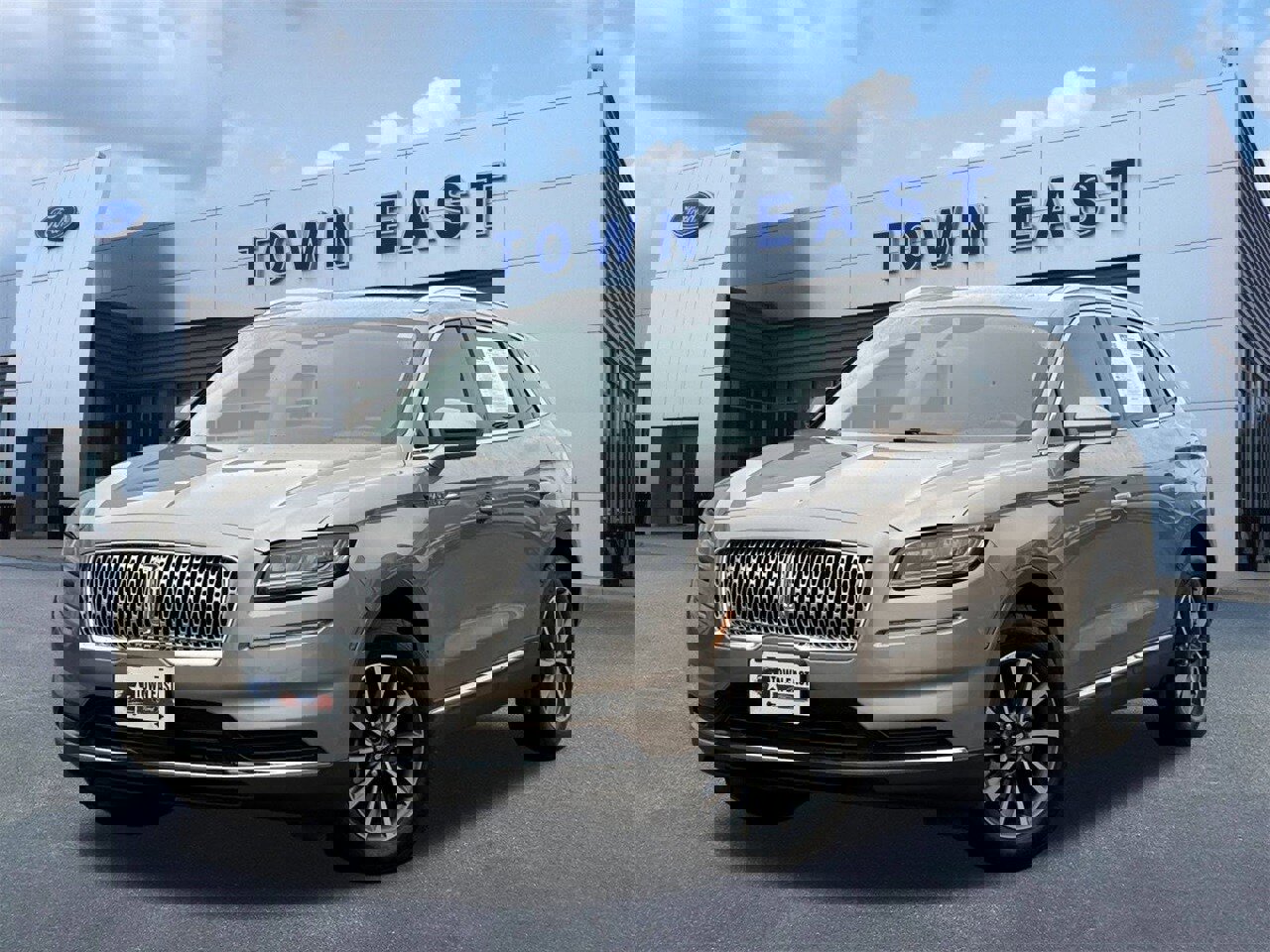 Used 2021 Lincoln Nautilus FWD image 1