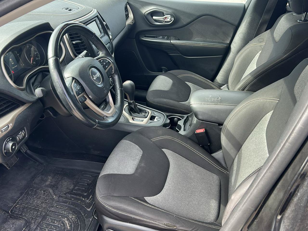 Used 2014 Jeep Cherokee Latitude AWD/4WD image 9