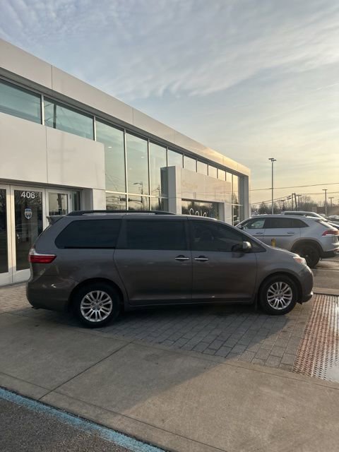 Used 2017 Toyota Sienna XLE image 7