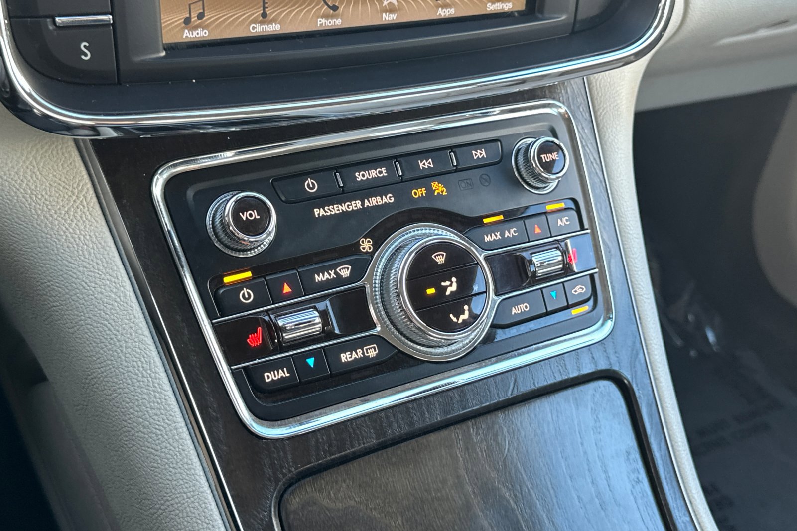 Used 2017 Lincoln Continental Select image 27