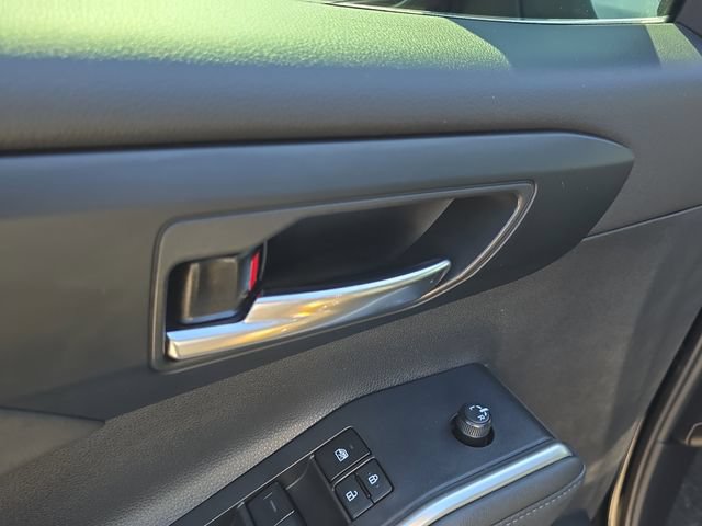 Used 2024 Toyota Highlander XLE AWD/4WD image 19