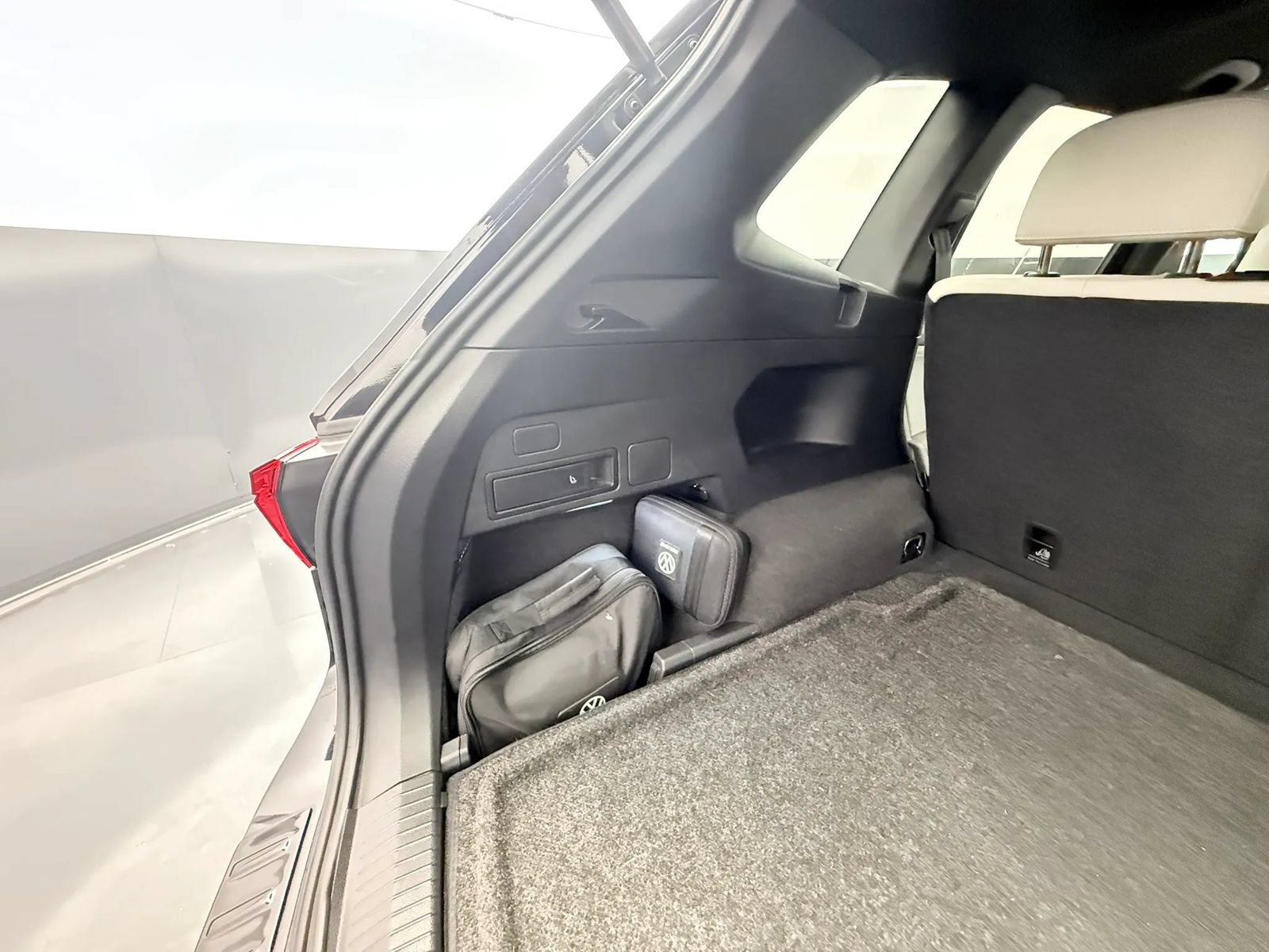 Used 2023 Volkswagen Tiguan SE R-Line AWD/4WD image 17