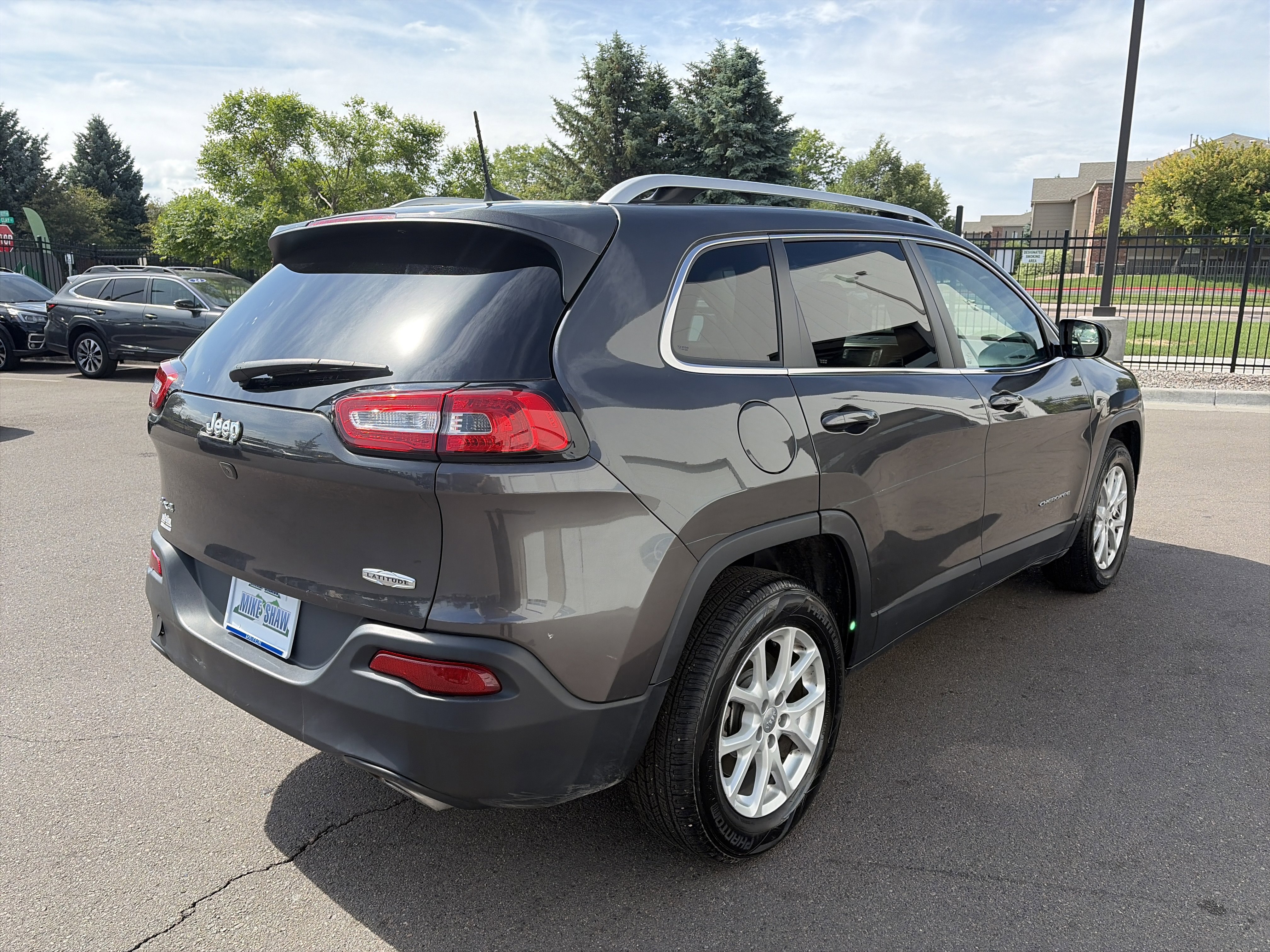 Used 2017 Jeep Cherokee Latitude AWD/4WD image 5