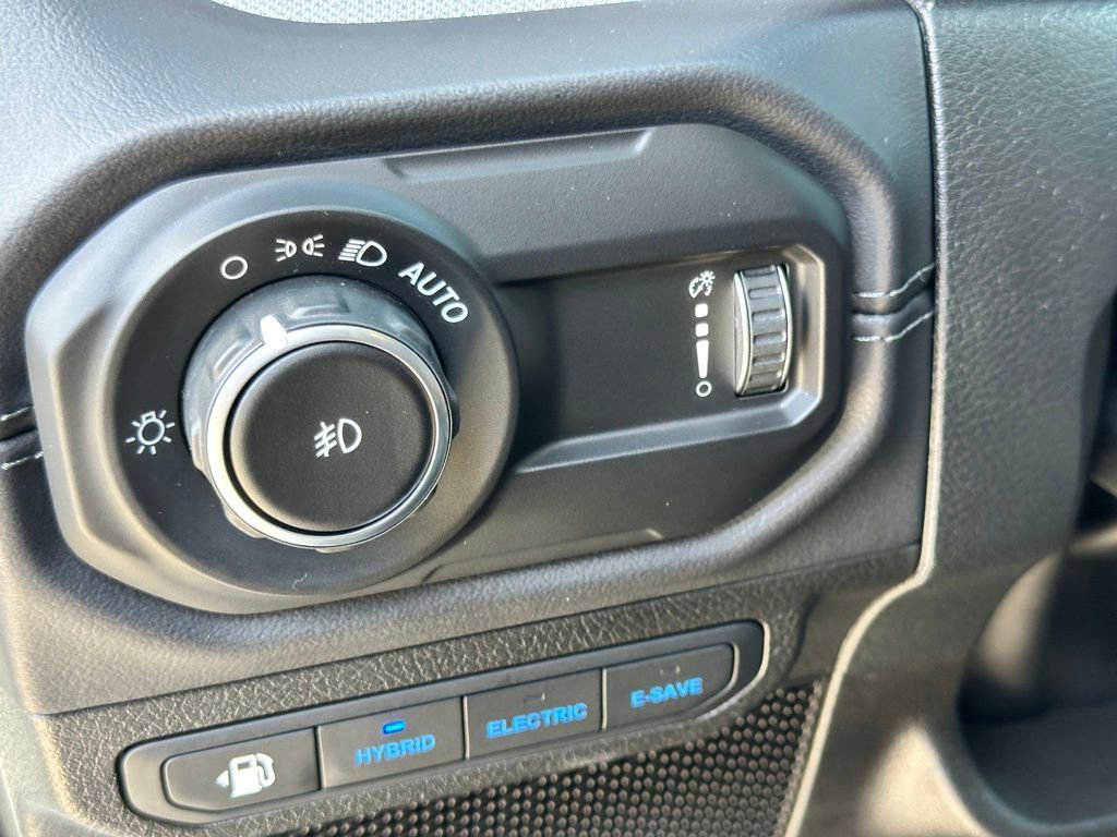 Used 2025 Jeep Wrangler Unlimited Sahara w/ Safety Group image 19