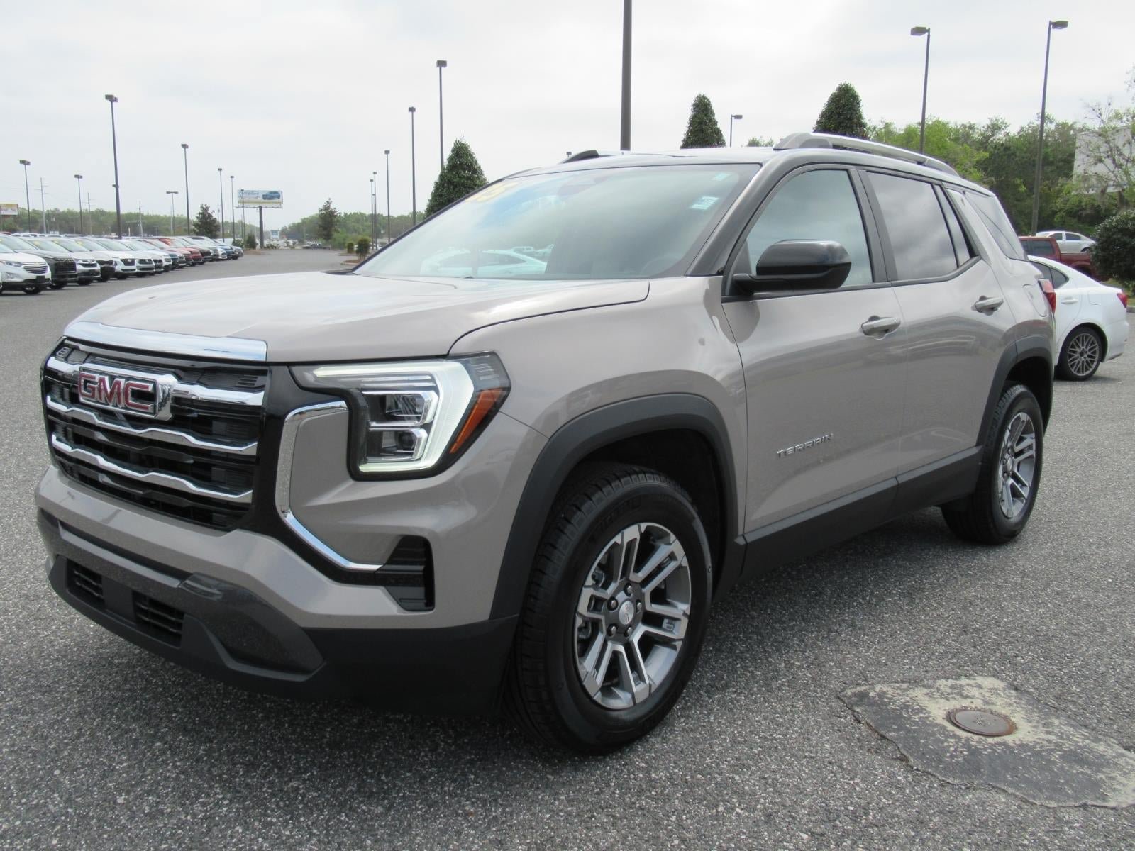 Used 2025 GMC Terrain Elevation w/ Elevation Premium Package AWD/4WD image 3