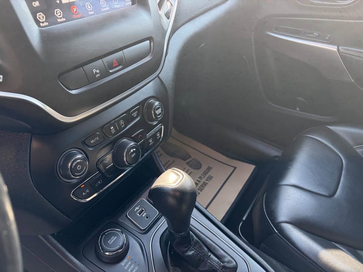 Used 2020 Jeep Cherokee Latitude Plus w/ Cold Weather Group AWD/4WD image 14