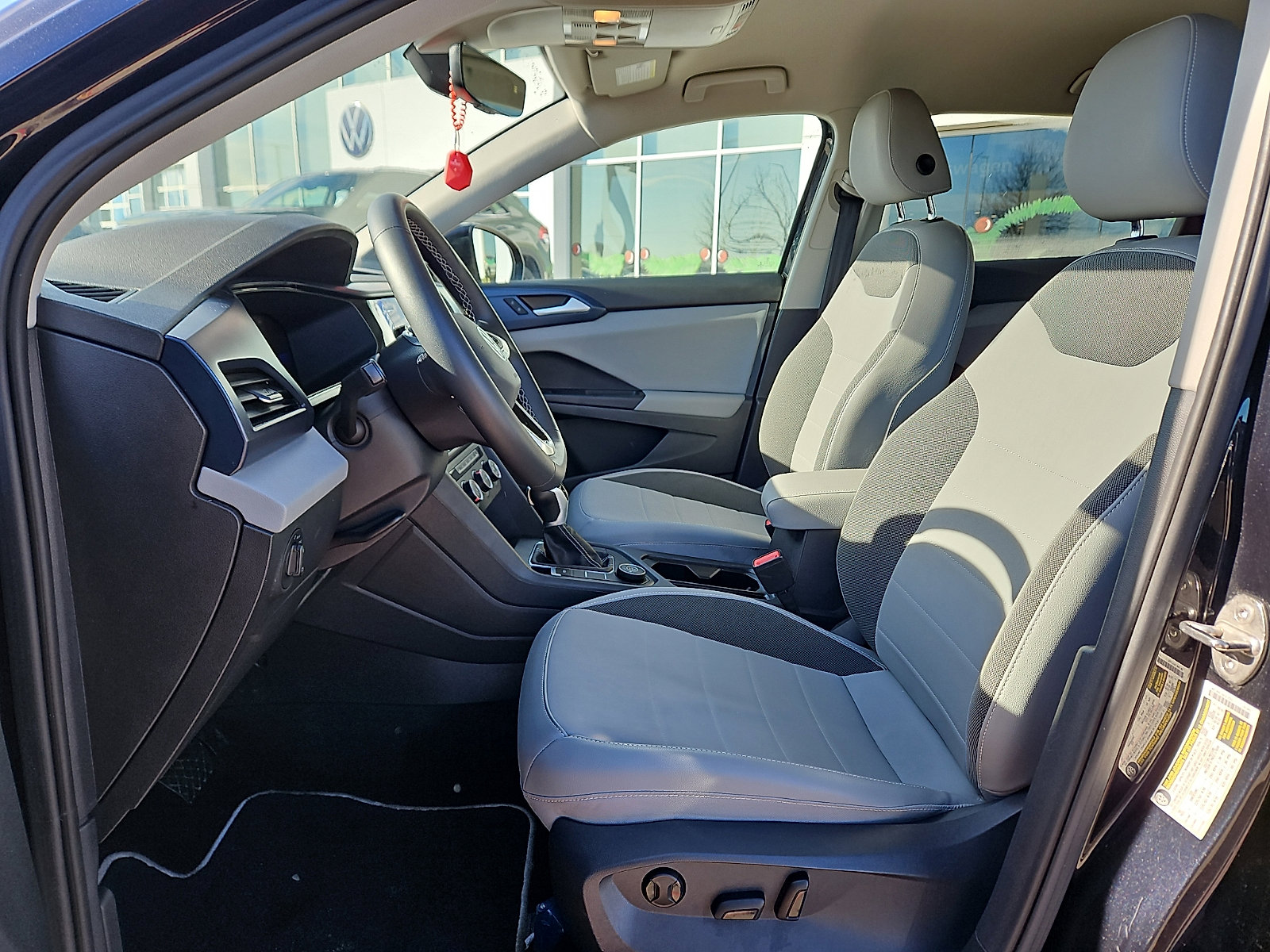 Certified 2022 Volkswagen Taos SE w/ Driver Assistance Package image 9