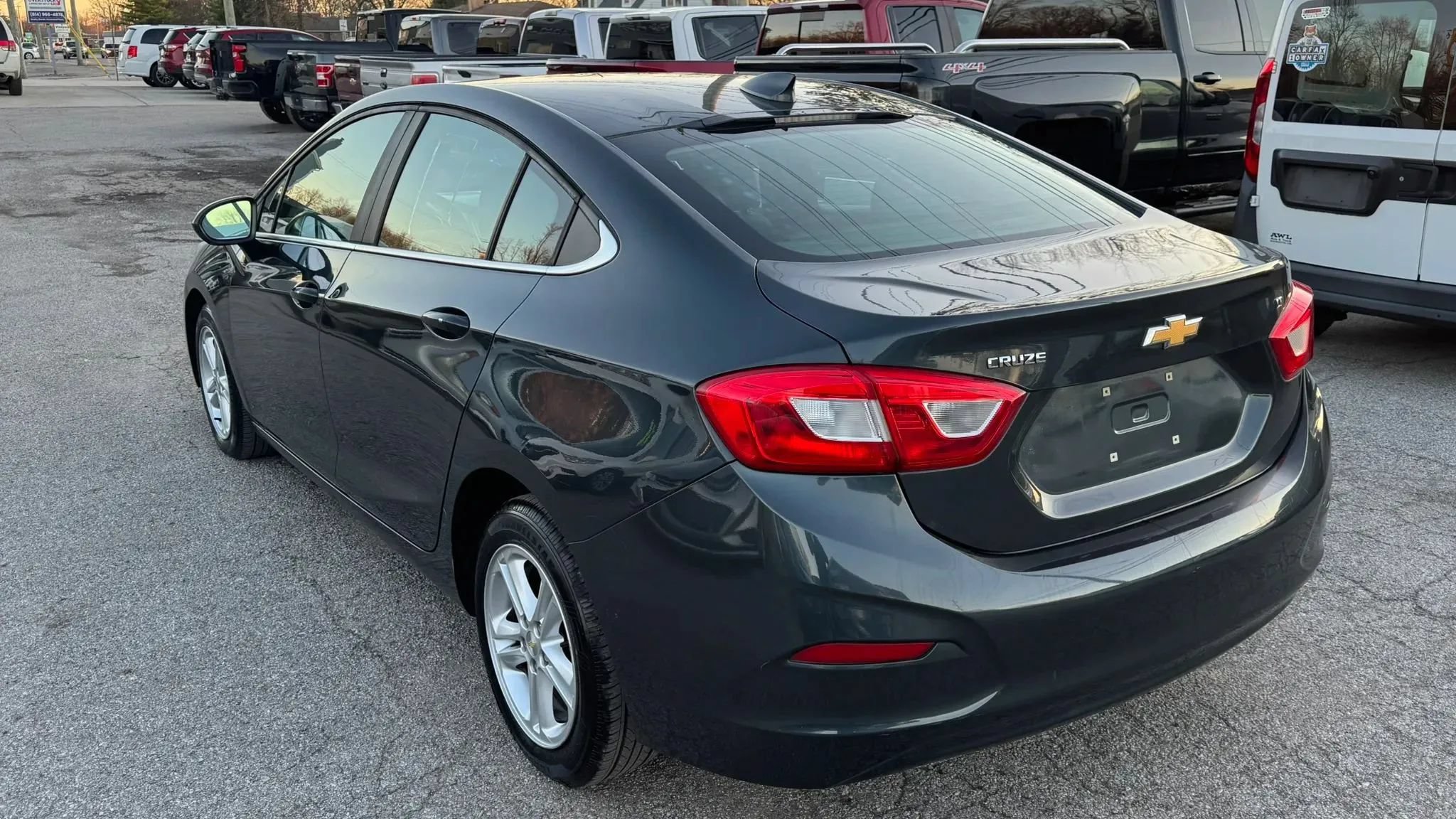 Used 2017 Chevrolet Cruze LT w/ Convenience Package FWD image 3
