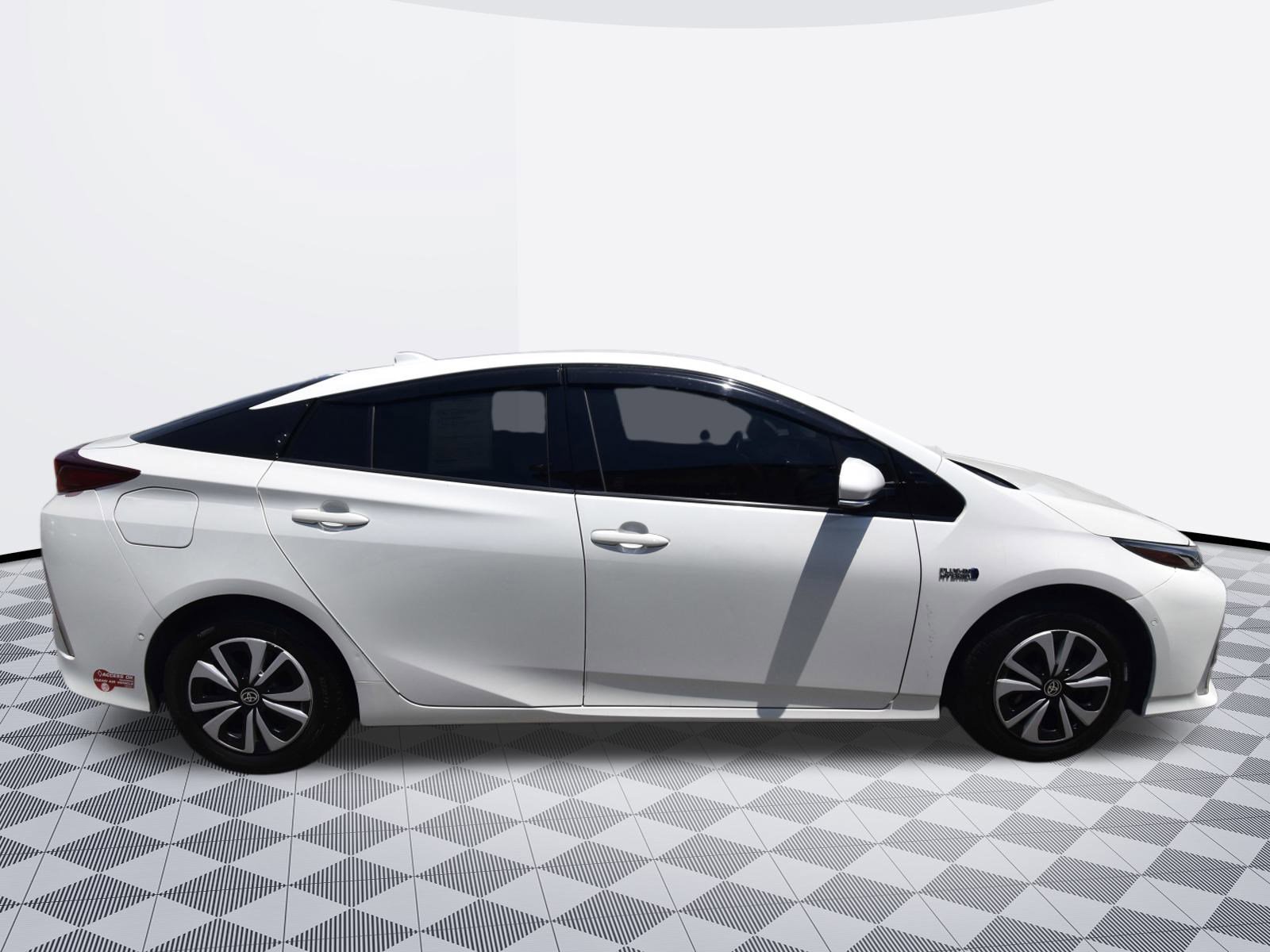 Used 2017 Toyota Prius Prime Advanced w/ Carpet Mat Package image 7