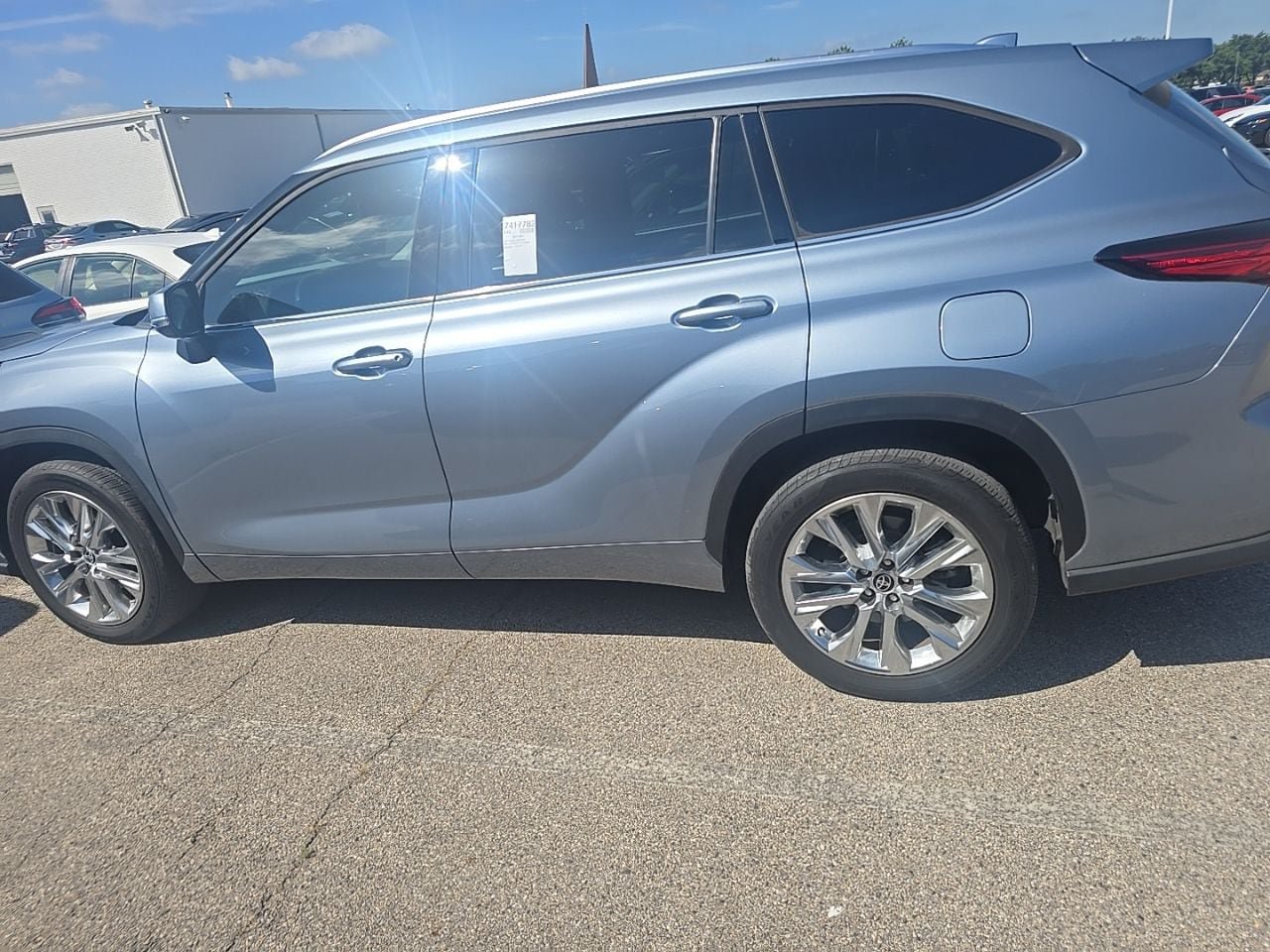 Used 2023 Toyota Highlander Limited FWD image 9