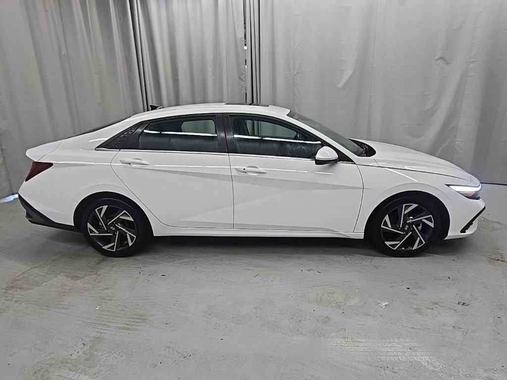 Used 2025 Hyundai Elantra SEL FWD image 9