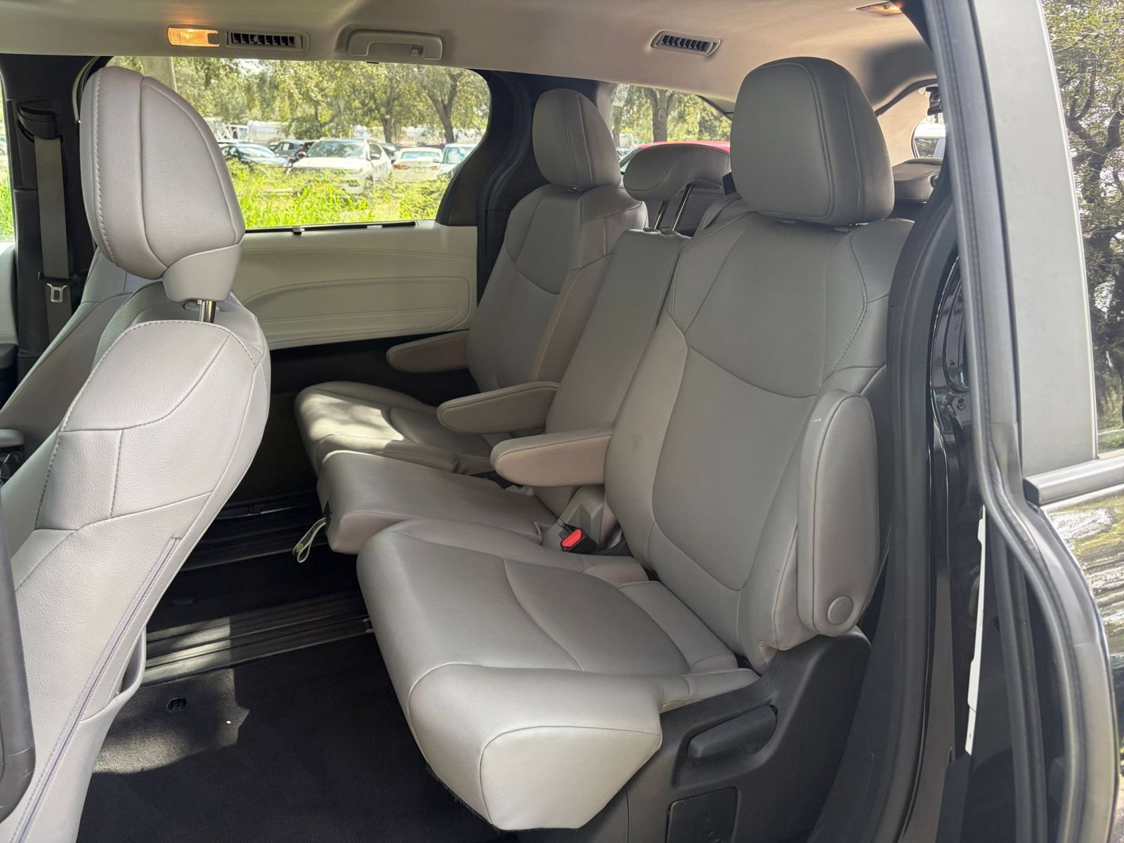 Used 2025 Toyota Sienna XLE FWD image 40