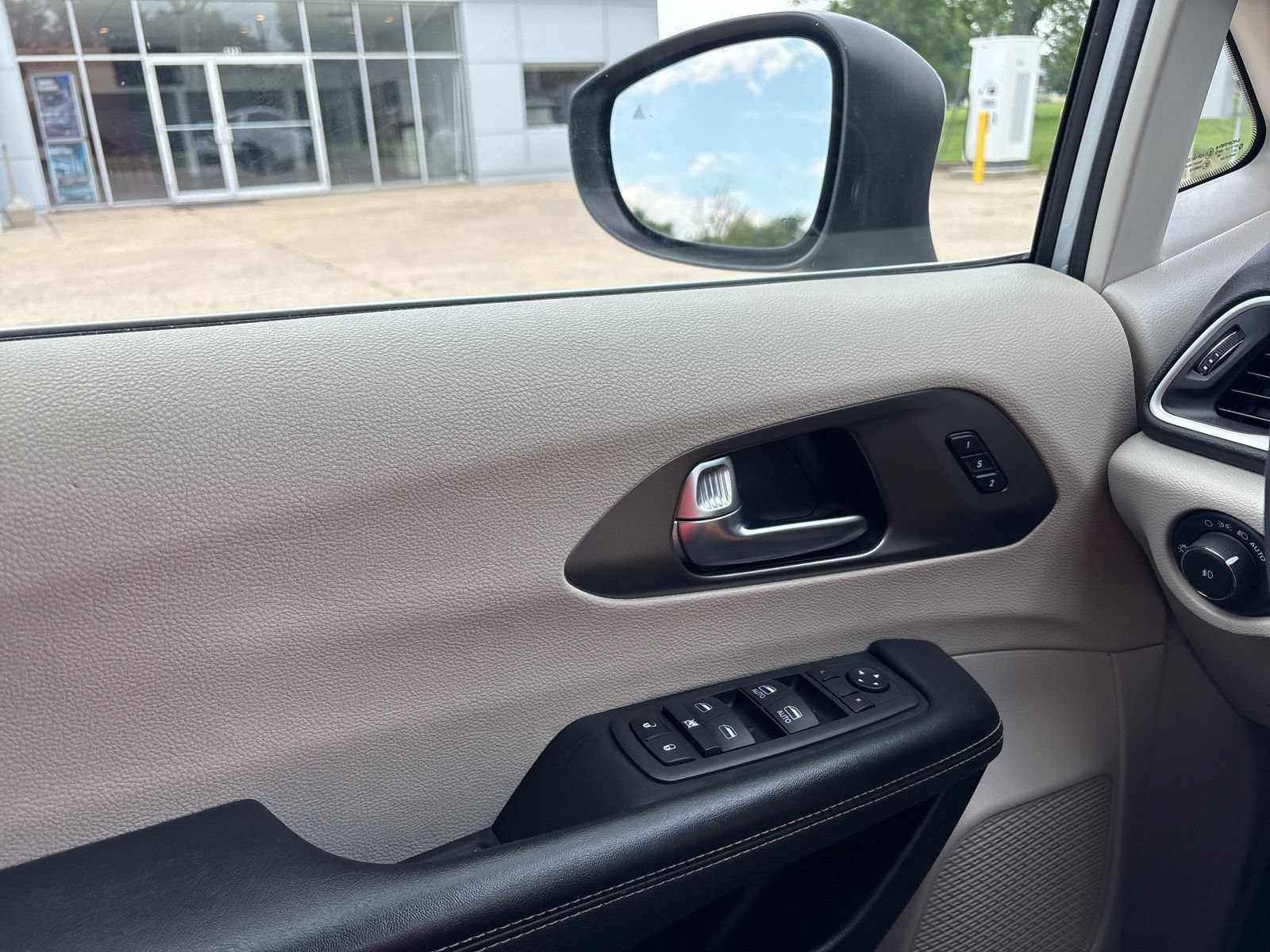 Used 2023 Chrysler Pacifica Touring-L FWD image 9
