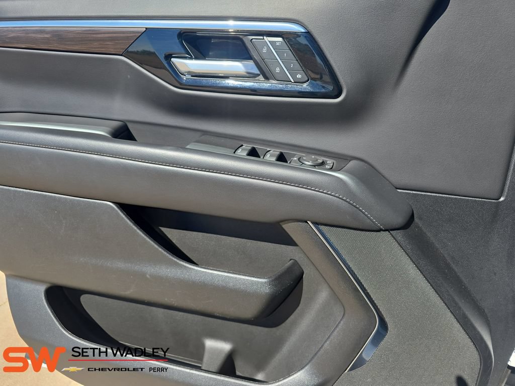 Used 2025 Chevrolet Suburban LT AWD/4WD image 28