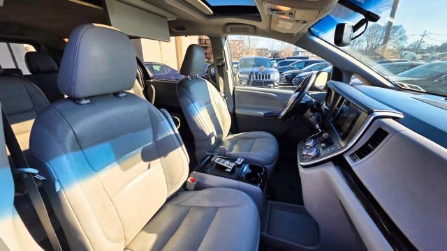 Used 2017 Toyota Sienna XLE Premium w/ Cargo Management Package image 39