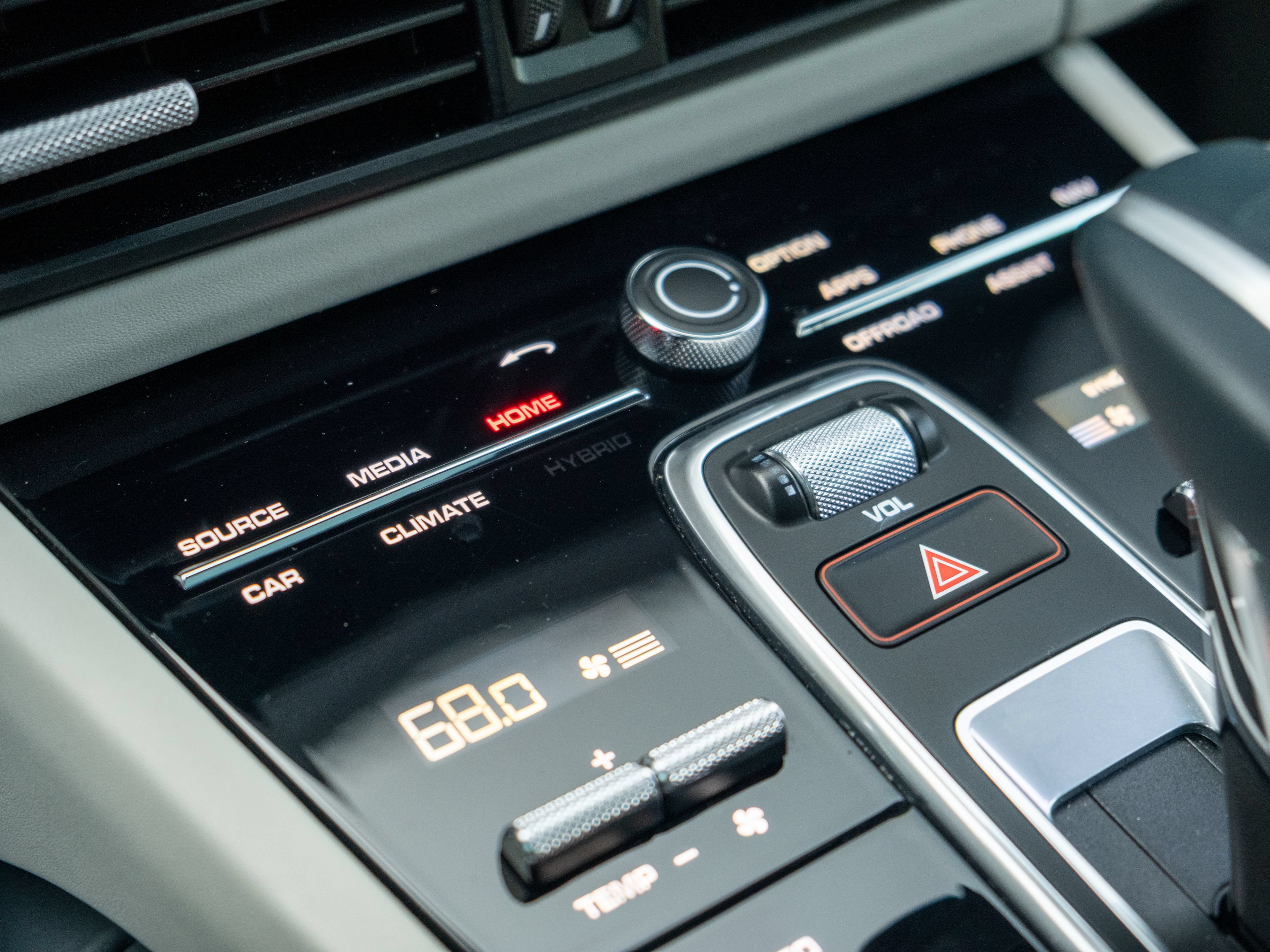 Certified 2023 Porsche Cayenne Turbo S AWD/4WD image 33
