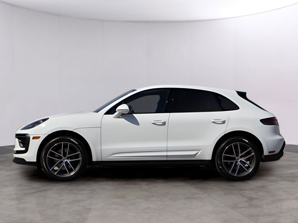 Certified 2023 Porsche Macan image 2