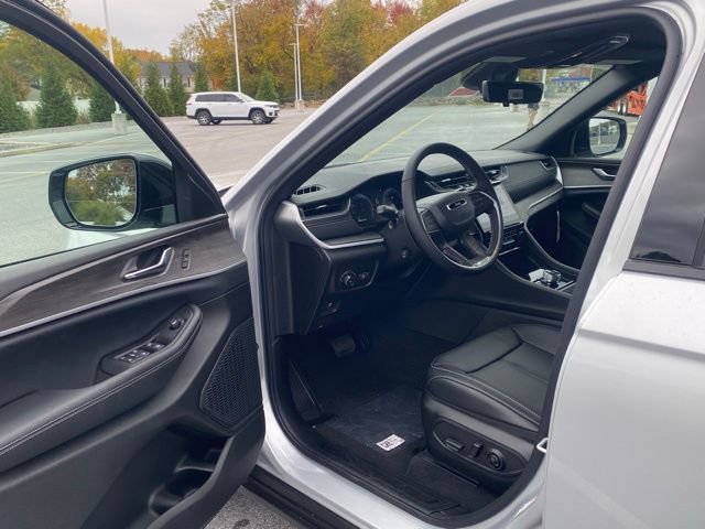 New 2025 Jeep Grand Cherokee L Limited w/ Luxury Tech Group II image 15