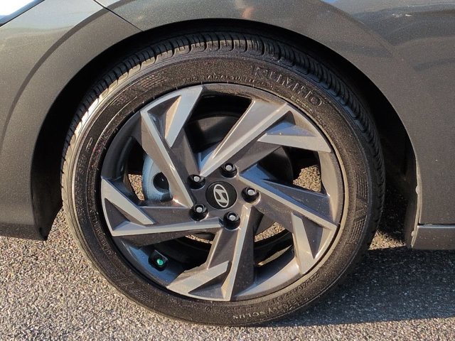 Used 2025 Hyundai Elantra Sport FWD image 11