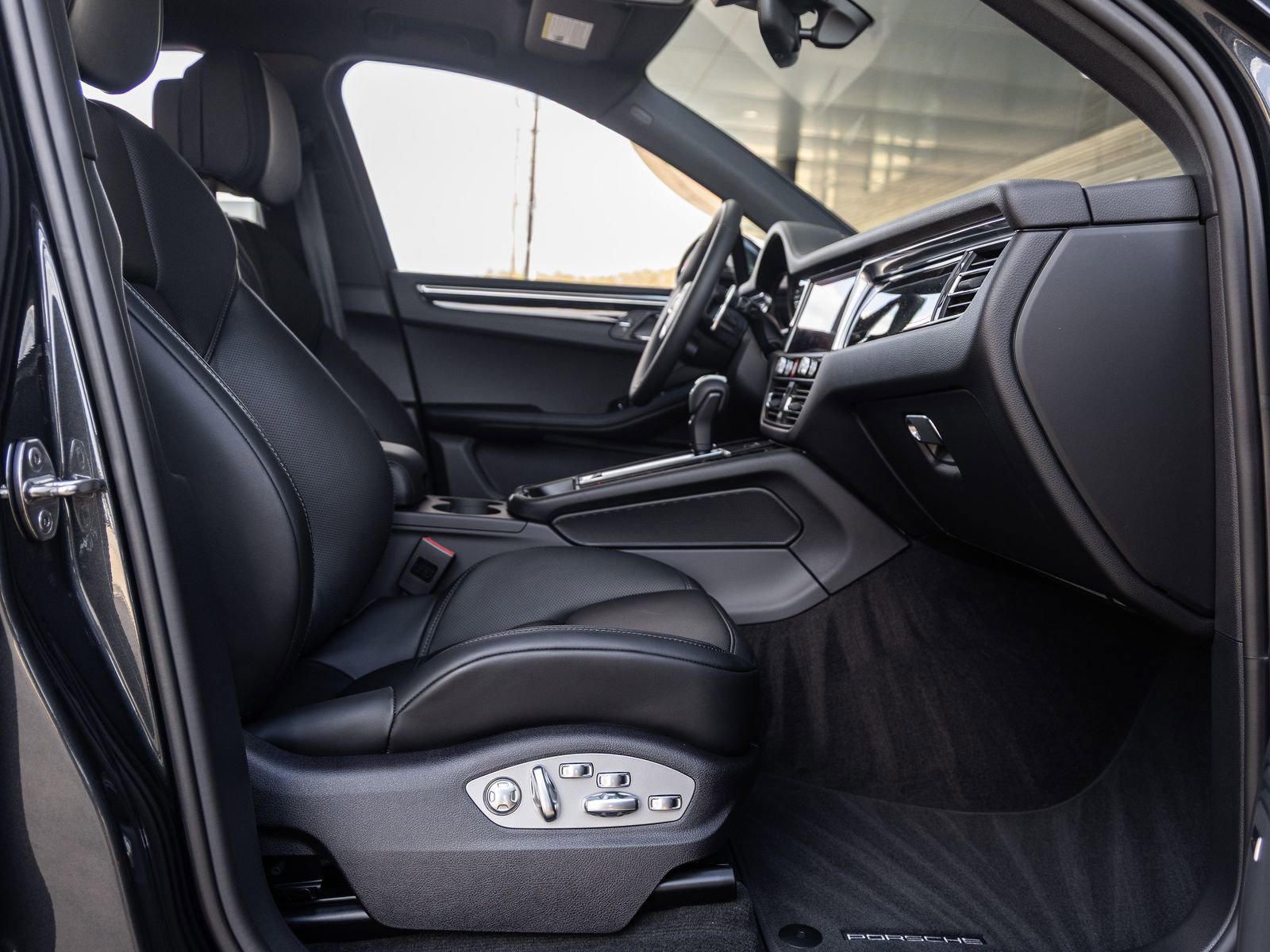 Certified 2026 Porsche Macan AWD/4WD image 45