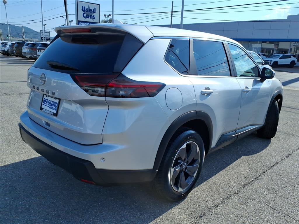 Used 2025 Nissan Rogue SV FWD image 4