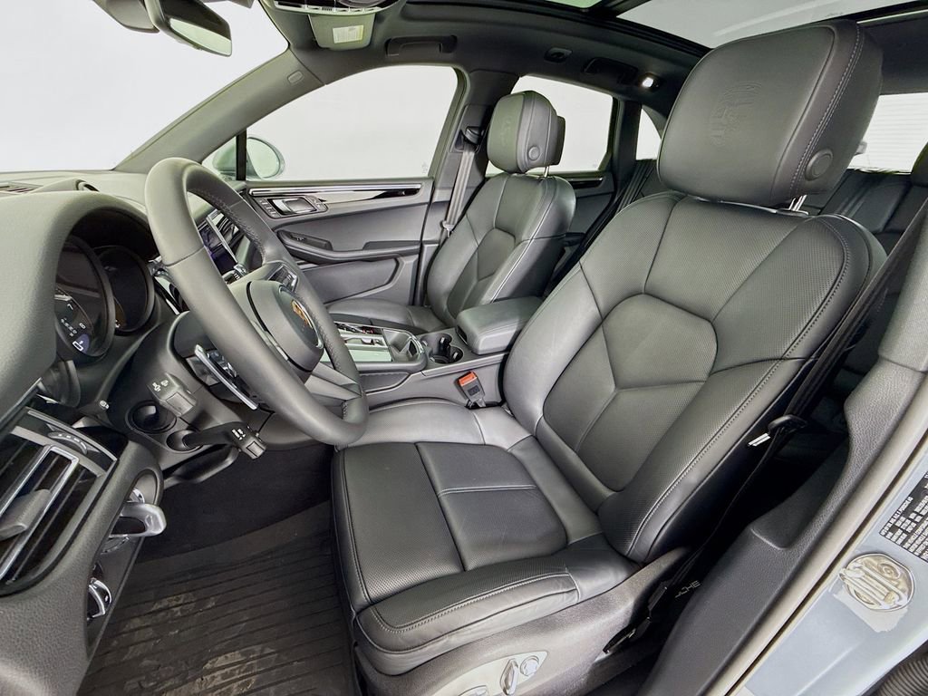 Certified 2025 Porsche Macan image 5