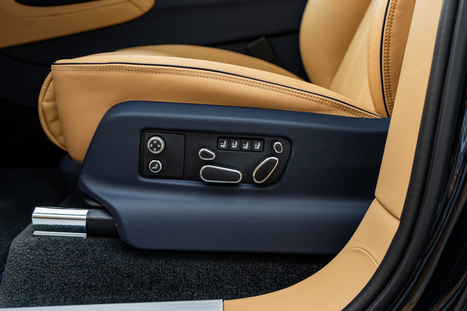 Used 2025 Bentley Bentayga image 30